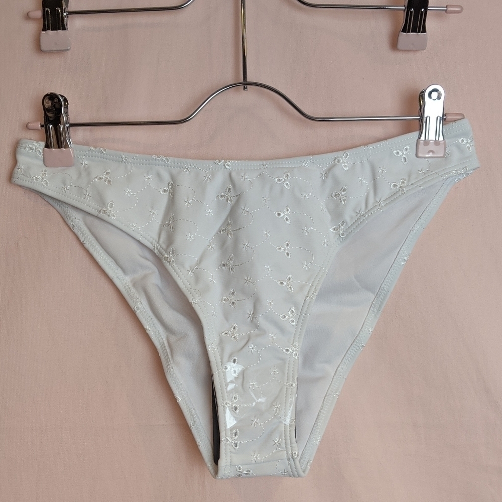 PrettyLittleThing Broderie Bikini Bottoms in White size 6